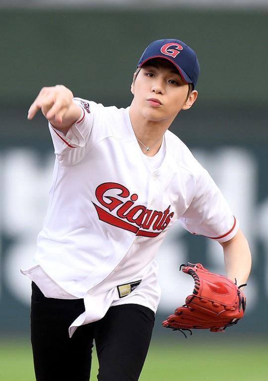 爱游戏在线入口 -埃因霍温训练开放日，赛后状态回暖引欢呼，CBA季后赛在即，控场能力受关注(埃因霍温足球俱乐部官网)